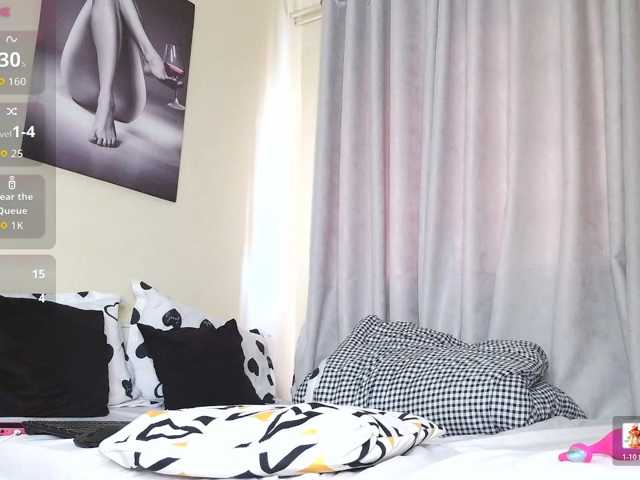 Sky-Foxxx live cam on BongaCams