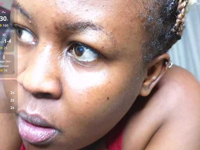 Sky-Foxxx live cam on BongaCams