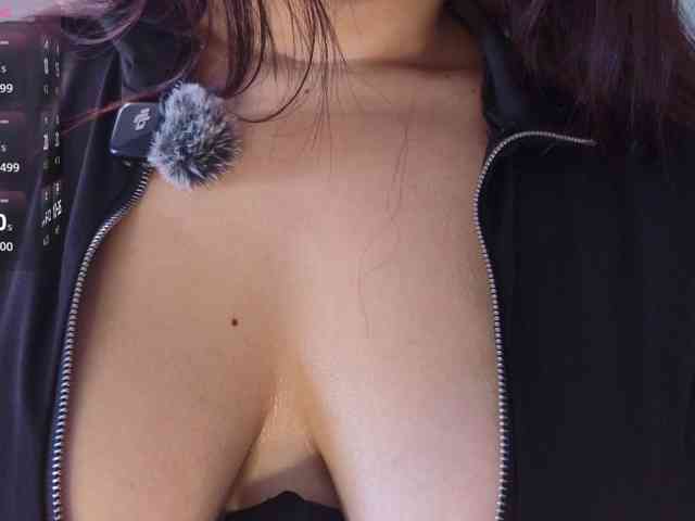 KaiaNostis live female cam on bongacams