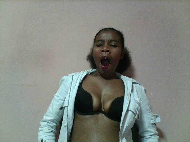 Arnela1 live cam on BongaCams