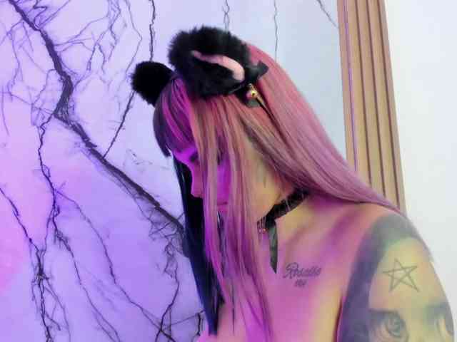 MikaRousseX webcam