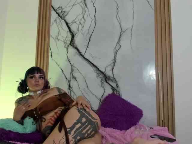 MikaRousseX webcam