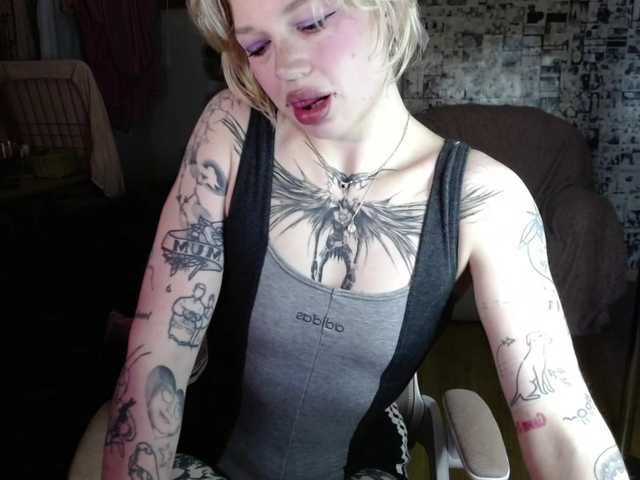 LolaHot live cam preview