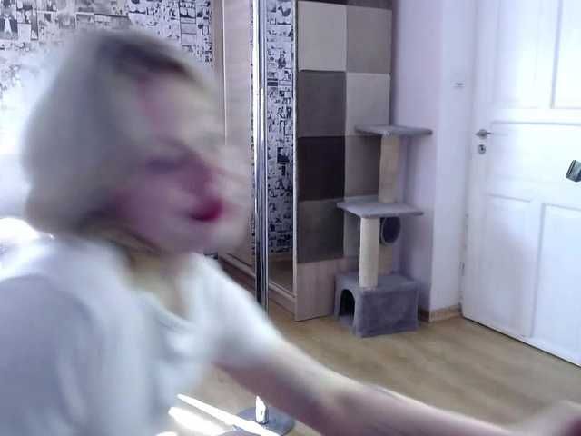 LolaHot live cam preview