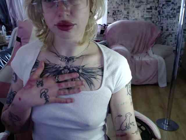 Model: LolaHot