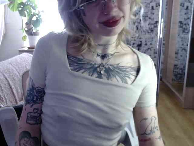 Model: LolaHot