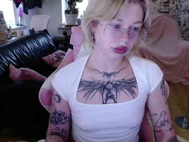 LolaHot webcam