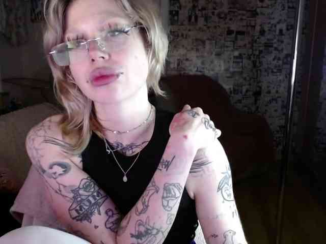 LolaHot webcam