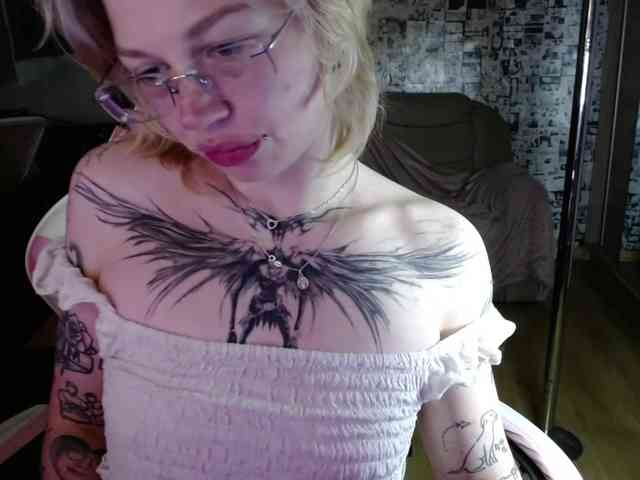 Model: LolaHot