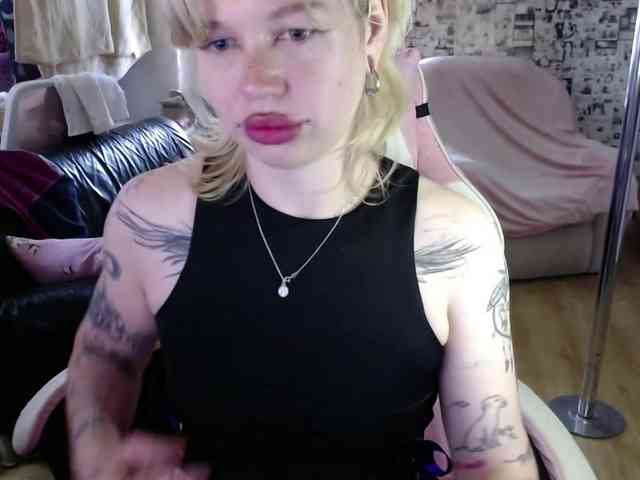 LolaHot webcam