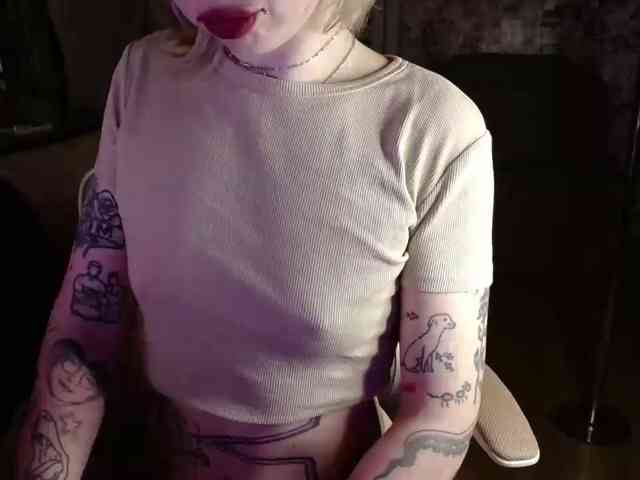 Model: LolaHot