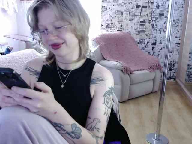 LolaHot webcam