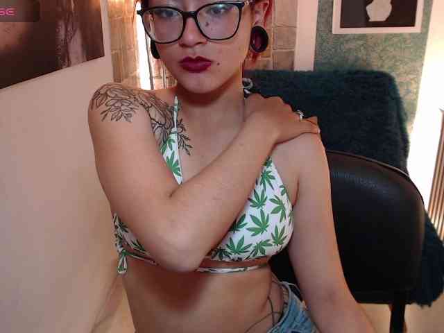 Sara-red-x2 webcam