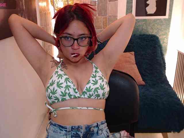 Sara-red-x2 webcam
