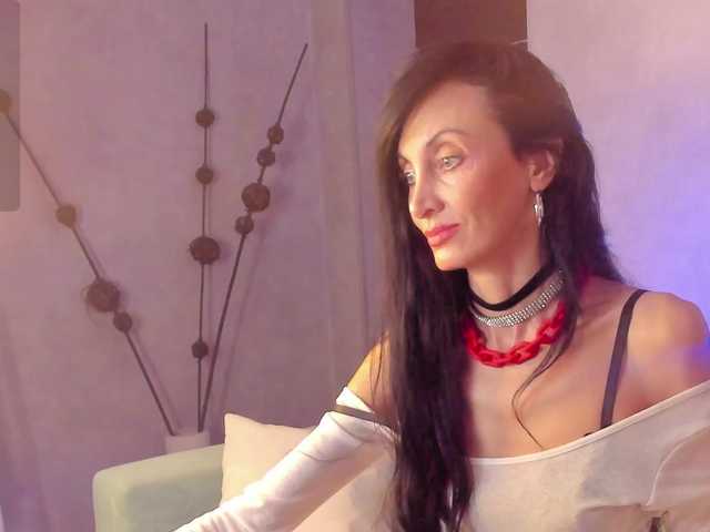le modèle Avrora-Mars est en webcam porno dans un show sur le site bongacams, il possède les tags suivants: White/Caucasian,Brunette,Shaved