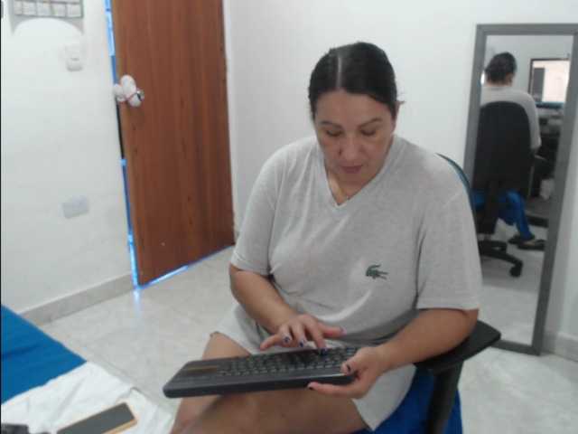 Laurafox live cam on BongaCams