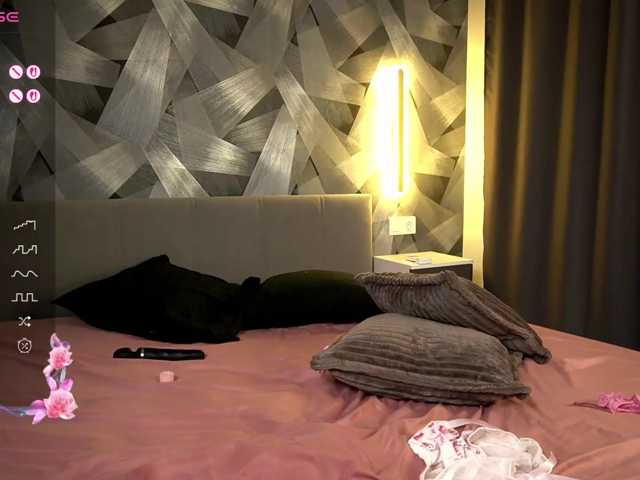 miacelestiall live cam preview