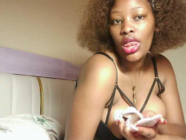 Hot-sexxxy-bitch live cam