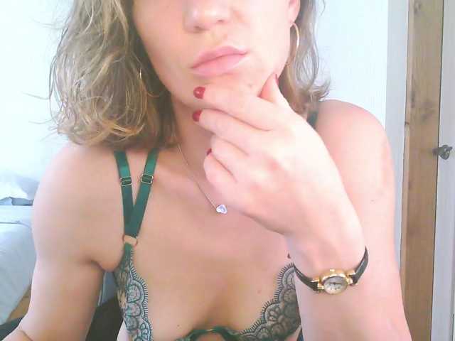 Aloonaa live cam on BongaCams