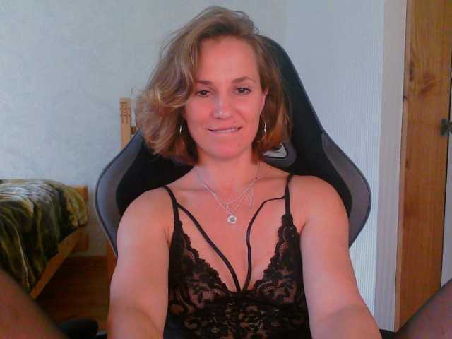 Aloonaa live cam on BongaCams