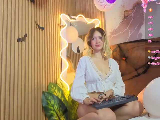 le modèle Sofiapalmer-tay est en webcam porno dans un show sur le site bongacams, il possède les tags suivants: Latino/Hispanic,Blonde,Trimmed