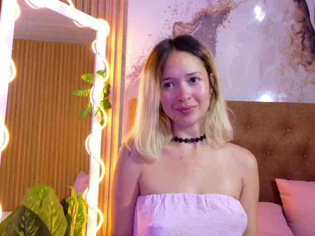Model: Sofiapalmer-tay