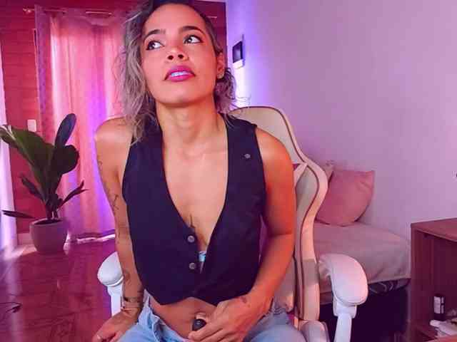 SashaKleinOF webcam