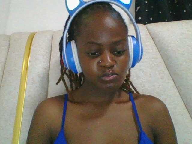 cutey-luv live cam on BongaCams