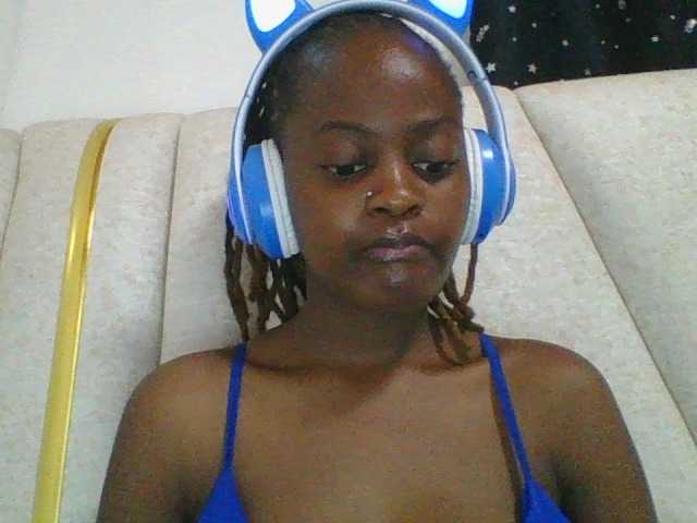 cutey-luv live cam on BongaCams