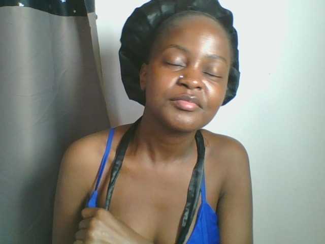 cutey-luv live cam on BongaCams
