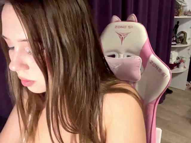 KittyLolaMeow webcam