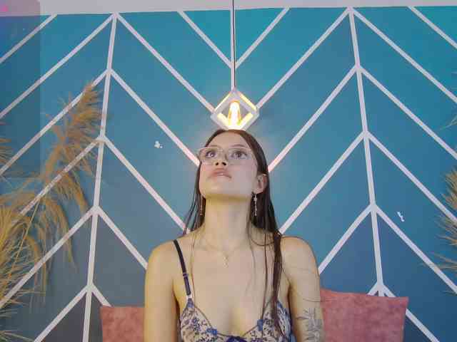 Model: Annie-Muse-