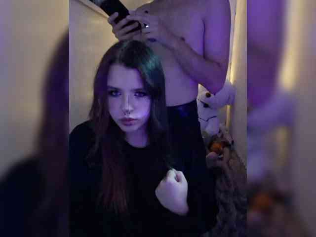 Charismafox's cam show statistics and live stream