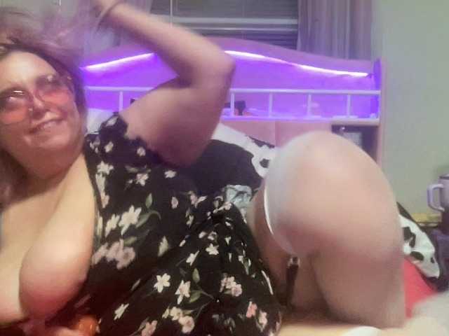 G0ldenare0las1 live cam on BongaCams