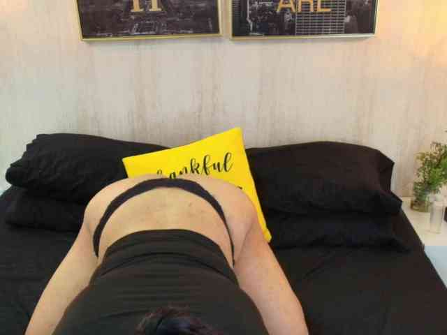 Model: Emmy-honey