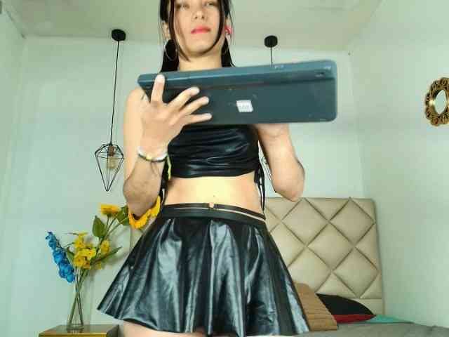Emmarrose Live Webcam on BongaCams