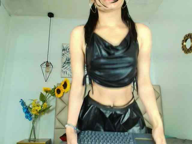 Emmarrose Live Webcam on BongaCams