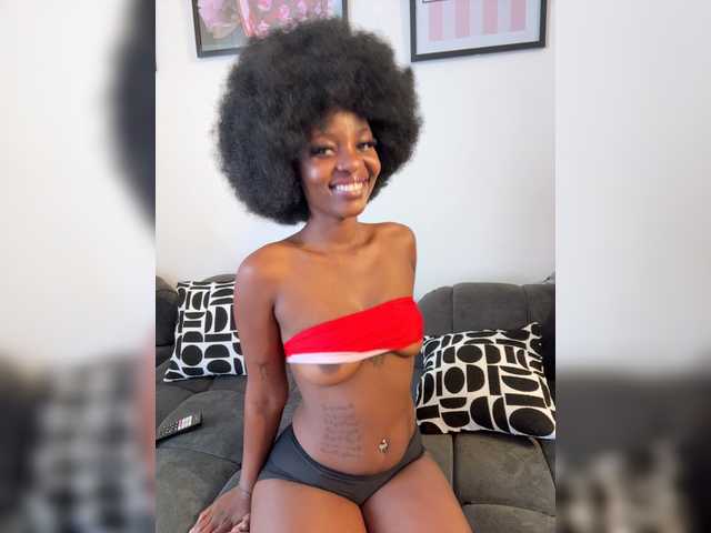 Luxvee live cam on BongaCams