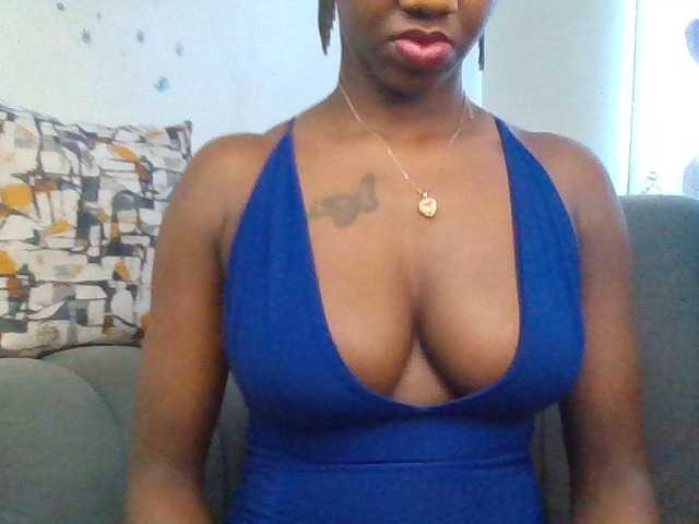 PetiteDivah24 live cam on BongaCams