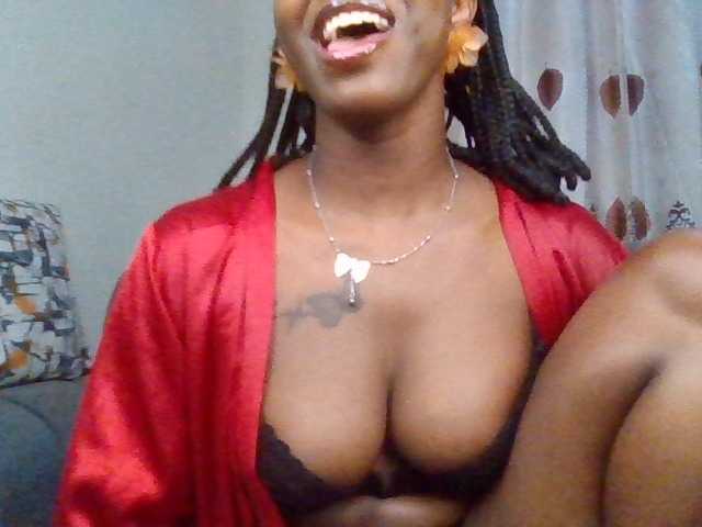 PetiteDivah24 live cam on BongaCams