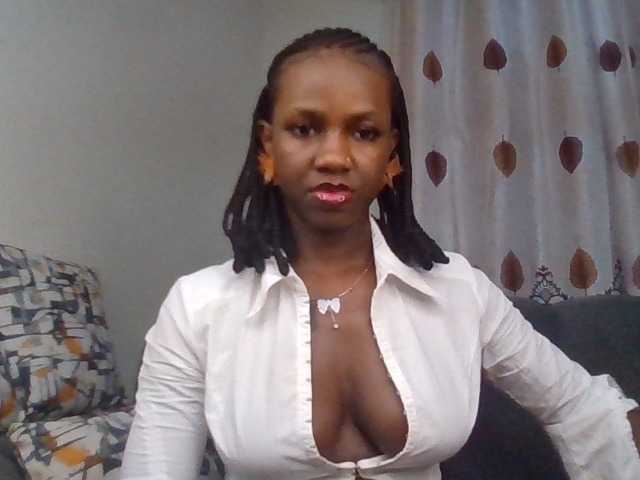 PetiteDivah24 live cam on BongaCams