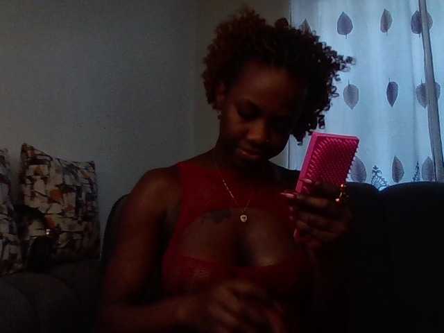 PetiteDivah24 live cam on BongaCams