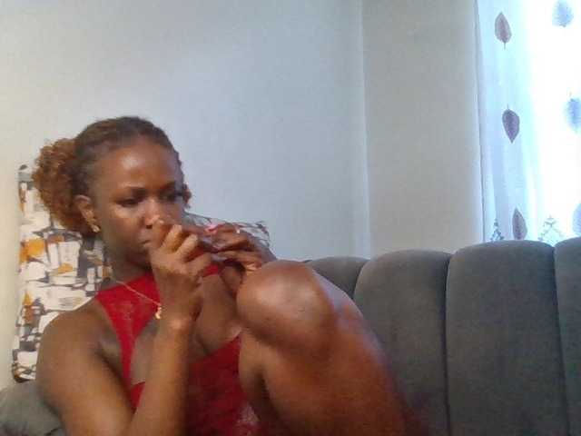 PetiteDivah24 live cam on BongaCams