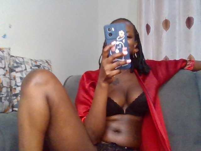 PetiteDivah24 live cam on BongaCams