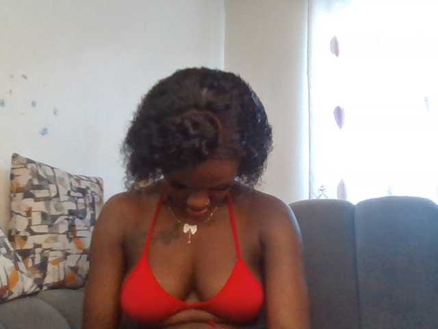 PetiteDivah24 live cam on BongaCams