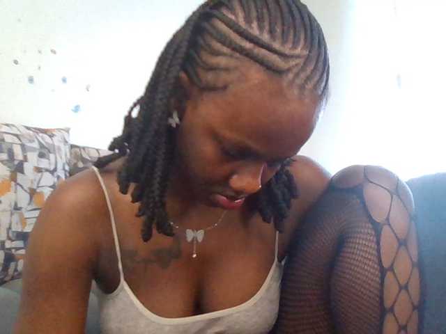 PetiteDivah24 live cam on BongaCams