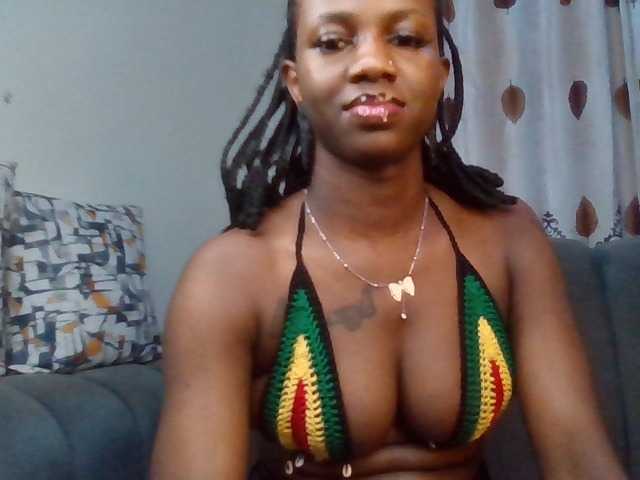 PetiteDivah24 live cam on BongaCams