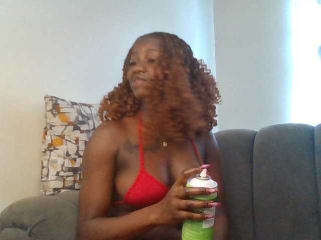 PetiteDivah24 live cam on BongaCams