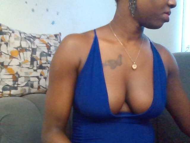 PetiteDivah24 live cam on BongaCams