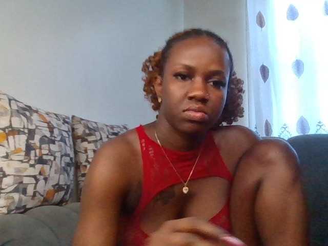 PetiteDivah24 live cam on BongaCams